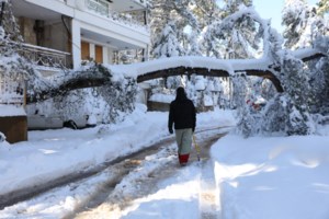 Επελαύνει η κακοκαιρία Κάρμελ: ''Έντυσε'' στα λευκά τη χώρα -  Χιόνια και στην Αττική - Πως θα εξελιχθεί [Εικόνες - Βίντεο] - εικόνα 5