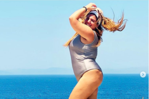 Δανάη Μπάρκα: Ακομπλεξάριστες σέξι πόζες με κόκκινο ολόσωμο μαγιό στα βράχια της Μεσσηνίας [Εικόνες]