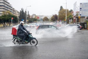 Έρχονται βροχές και καταιγίδες: Σε ποιές περιοχές συνιστά αποφυγή μετακινήσεων η Πολιτική Προστασία
