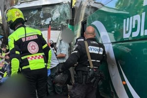 Φορτηγό έπεσε σε στάση λεωφορείου στο Τελ Αβίβ: 35 τραυματίες, 6 σοβαρά - Tρομοκρατική ενέργεια ερευνούν οι αρχές - εικόνα 6