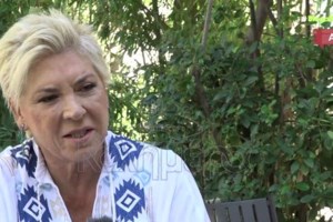 Δήμητρα Λιάνη: Ο Ανδρέας είχε σκηνοθετήσει το νεύμα στο αεροπλάνο - Πώς της αποκάλυψε το σοβαρό χειρουργείο [βίντεο]