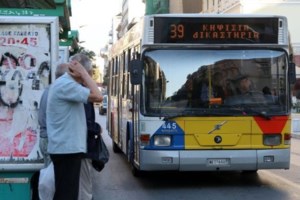 Θεσσαλονίκη: Οδηγός λεωφορείου μετέτρεψε το λεωφορείο σε "μπουτίκ" της Λίβερπουλ - Το γέμισε κασκόλ και λάβαρα [Εικόνες]