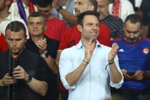 Κασσελάκης: Η στιγμή που οπαδός τον πιάνει από τον λαιμό πανηγυρίζοντας το γκολ του Ολυμπιακού [βίντεο]