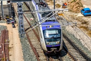 Πυρκαγιά κοντά στη σιδηροδρομική γραμμή Πλατύ-Κατερίνη - Διεκόπη προσωρινά η κυκλοφορία των τρένων