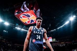 Χυδαία επίθεση Βελόπουλου σε Αντετοκούνμπο- "Είπαμε Ελληνας γεννιέσαι, δεν γίνεσαι"...