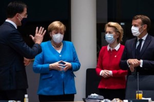 Έξαλλος ο Μακρόν στη Σύνοδο Κορυφής με Αυστρία και Ολλανδία: Χτύπησε το χέρι του στο τραπέζι