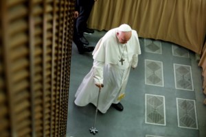Κρίσιμη παραμένει η κατάσταση του Πάπα - Αντιμέτωπος και με ελαφρά νεφρική ανεπάρκεια