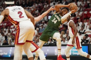 Οργισμένος ο Γιάννης μετά τον αποκλεισμό των Μιλγουόκι Μπακς: Τα έβαλε με δημοσιογράφο - "Λάθος η ερώτησή σου" [βίντεο]