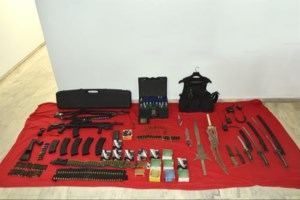 Σέρρες: Χειροπέδες σε 22χρονο που βρήκαν σπίτι του μαχαίρια, ρόπαλα και κοντά 2.500 κροτίδες - εικόνα 3