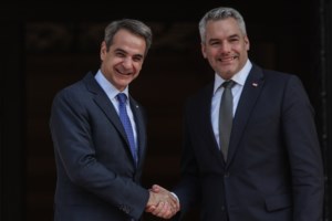 Συνάντηση Μητσοτάκη με τον πρόεδρο της Ρουμανίας - Στο τραπέζι η ενέργεια και η απεξάρτηση από τα ρωσικά ορυκτά καύσιμα - εικόνα 2