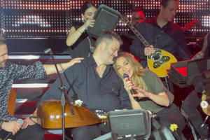 Δέσποινα Βανδή - Βασίλης Μπισμπίκης: Αγκαλιά και full in love σε βραδινή έξοδο [Φωτο - Βίντεο]