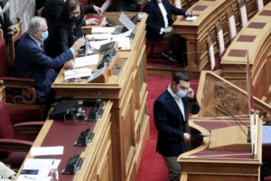 Επίθεση Τσίπρα σε Μητσοτάκη: "Αυταρχισμός, ύστατο στάδιο των χρεοκοπημένων" - "Ο Πολάκης δίνει γραμμή στο κόμμα", απαντά η ΝΔ
