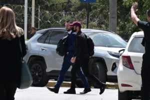 Ελεύθερος ο Κωνσταντίνος Φλώρος για τον ξυλοδαρμό στη Βουλή - Ο όρος να μην πλησιάζει τον Γραμμένο στα 50 μέτρα