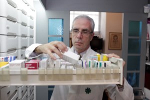 Πώς και γιατί ο Λουράντος, οι φαρμακοποιοί και η Αυγή, "κήρυξαν τον πόλεμο" στα self test για τον κορονοϊό