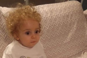 Συγκίνηση: Ο μικρός Παναγιώτης - Ραφαήλ στέκεται στα πόδια του και χαίρεται με το χιόνι - εικόνα 3