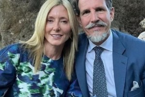 Παύλος Γλύξμπουργκ - Μαρί Σαντάλ: Οι ευχές τους για τον Δεκαπενταύγουστο σε εκκλησάκι της Αμοργού - εικόνα 4