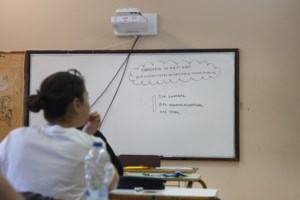 Πανελλήνιες 2025: "Εύκολα τα θέματα στην Εκθεση, έγραψα όνομα, επίθετο και... αποκοιμήθηκα" [βίντεο]