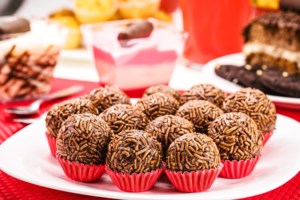 Κολασμένο cheesecake λευκής σοκολάτας με σάλτσα φράουλας - Μόνο με 5 υλικά - εικόνα 2