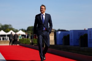 Συνάντηση Μητσοτάκη με τον βασιλιά Κάρολο - Σε δεξίωση στην 4η Σύνοδο της Ευρωπαϊκής Πολιτικής Κοινότητας [εικόνες] - εικόνα 3