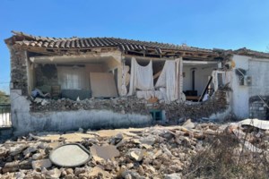 Σεισμός στην Ελασσόνα: Στα γήπεδα βρήκαν καταφύγιο οι κάτοικοι- Φοβούνται τους μετασεισμούς [Εικόνες] - εικόνα 2