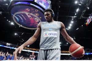 Συγκλονίζει ο Αντετοκούνμπο: Η μητέρα μου έσκιζε σεντόνια και τα χρησιμοποιούσε σαν πάνες για το μικρό μου αδελφό [βίντεο]