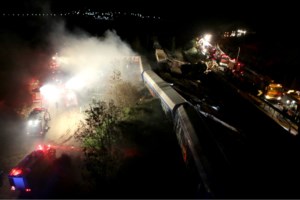 Τέμπη: Φοιτητές απέκλεισαν για 57 λεπτά τις σιδηροδρομικές γραμμές της Λάρισας- Πανό με τα ονόματα των θυμάτων και φαναράκια - εικόνα 7