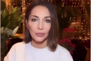 Δέσποινα Βανδή: Travel chic με bomber τζάκετ, Gucci sneakers και τζόκεϊ καπέλο που έκρυψε τα μαλλιά της - εικόνα 6