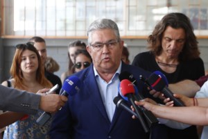 Fake news σε βάρος του Δ. Κουτσούμπα: Τον έβαλαν "να πολεμά τον καπιταλισμό" από το Da Capo, ενώ ήταν στο Noel [εικόνες] - εικόνα 5