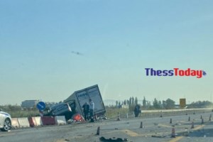 Σοκαριστικό τροχαίο στην Αλίαρτο: ΙΧ αναποδογύρισε και το "πάτησε" φορτηγό [εικόνες]