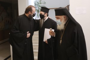 Θεοφάνεια: Με ανοιχτές εκκλησίες παρά την απαγόρευση - Ουρές πιστών υπό το βλέμμα της αστυνομίας [εικόνες - βίντεο] - εικόνα 5