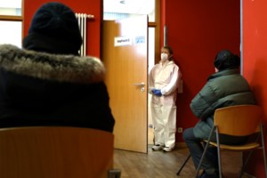 Η μόλυνση από κορονοϊό παρέχει τουλάχιστον πεντάμηνη φυσική ανοσία, ανάλογη αυτής των εμβολίων - εικόνα 2