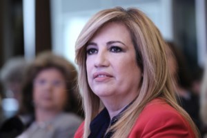 Η Ελλάδα αποχαιρέτησε τη Φώφη Γεννηματά: Χιλιάδες κόσμου τη συνόδευσαν για να ταφεί δίπλα στον πατέρα της, Γιώργο - εικόνα 31