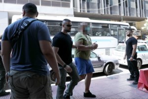 Σπείρα εκβιαστών: Στη φυλακή εφτά μπράβοι-χούλιγκαν- Πολλοί τήρησαν το δικαίωμα της σιωπής