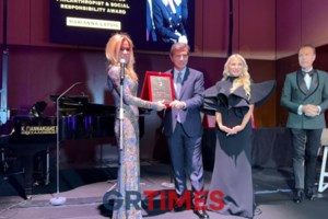 Μαριάννα Λάτση - Εριέττα Κούρκουλου Λάτση: Μαμά και κόρη απαστράπτουσες σε λαμπερό gala - εικόνα 5