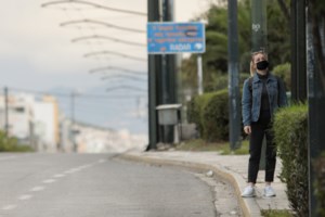 Χριστούγεννα την εποχή του κορονοϊού: Γούρια, πέταλα και Άι Βασίληδες με... μάσκες [εικόνες] - εικόνα 4