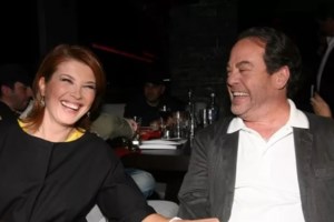 H Σοφία Αλιμπέρτη σε live του Γιάννη Πάριου - Το τραγούδι που της αφιέρωσε μπροστά στο κοινό [βίντεο]