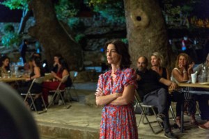 Χαμός για τον Κωνσταντίνο Αργυρό: Τραγουδά με φόντο τα Γλυπτά του Παραθενώνα, μπροστά από "βουνά" από γαρύφαλλα [Βίντεο]