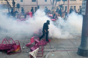 Λος Αντζελες: Η στιγμή που δημοσιογράφος δέχεται on air πλαστική σφαίρα κατά τη διάρκεια των διαδηλώσεων