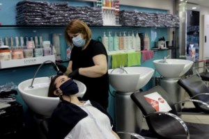 Μύλος με τα κομμωτήρια- Ανοίγουν ανακοίνωσε το Επιμελητήριο, δεν το επιβεβαιώνει ο Αδωνις Γεωργιάδης