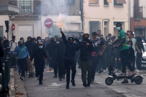 "Φλέγεται" η Γαλλία: 5.000 συλλήψεις στις μαθητικές κινητοποιήσεις - Ποιος είναι ο 19χρονος Ryad Rani που μπήκε στο στόχαστρο - εικόνα 6
