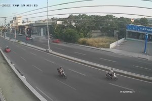 Δομοκός: Απίστευτη καραμπόλα με 6 οχήματα - Τραυματίστηκαν δύο γυναίκες - εικόνα 2