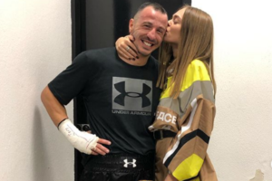 Τάσος Μπερδέσης: Θρήνος στο τελευταίο αντίο για τον πυγμάχο - Συντετριμμένη η οικογένειά του στην κηδεία [Βίντεο] - εικόνα 2