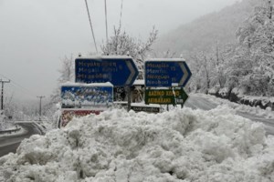Κακοκαιρία: Δέντρο έπεσε σε ΙΧ στο Περιστέρι, υπερχείλισε ξανά ο υπόνομος στην Ποσειδώνος [βίντεο]