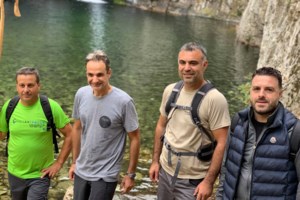 Μαρέβα Μητσοτάκη: Φθινοπωρινή βόλτα με casual look & μάσκα προστασίας με μήνυμα