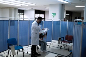 Γιατί κατέρρευσε μπροστά στις κάμερες ο γιατρός έξω από το νοσοκομείο στη Λάρισα - εικόνα 2