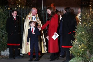 Κούκλα σε προχωρημένη εγκυμοσύνη η πριγκίπισσα Σοφία: Το royal blue μάξι φόρεμα και η πολυτελής τιάρα - εικόνα 7