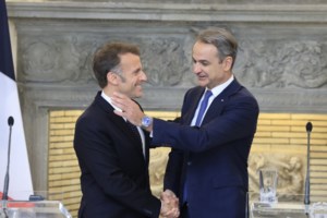 Η συνάντηση εκτός πρωτοκόλλου του Εμανουέλ Μακρόν με τον "διπλωμάτη" του Μαξίμου: Τα χάδια και τα γλυκόλογα στον Πίνατ - εικόνα 2