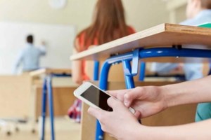 Σχολεία: Με πόσες ημέρες αποβολή κινδυνεύουν οι μαθητές αν βγάλουν το κινητό από την τσάντα