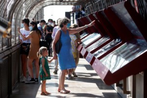 Γαλλία: Εικόνες συνωστισμού σε συναυλία στη Νίκαια - Ο δήμαρχος επιβάλλει τη χρήση μάσκας σε όλες τις εκδηλώσεις - εικόνα 2