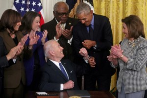 Ο πρώην γερουσιαστής Κρις Σπύρου αποκαλύπτει: Τι μου είπε ο Μπάιντεν λίγες μέρες πριν την παραίτησή του